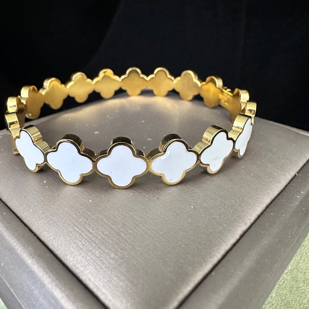 Elegant Gold and White Clover Bracelet